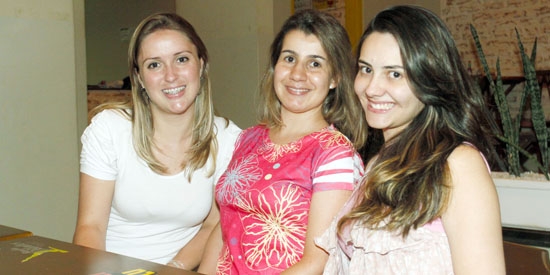 As amigas Ana Paula, Luciana Lemos e Giovana Rodrigues, em pose especial para as lentes da coluna na noite francana